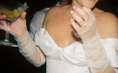 La nueva obsesión bridal: mesas imperfectas y vajillas mezcladas